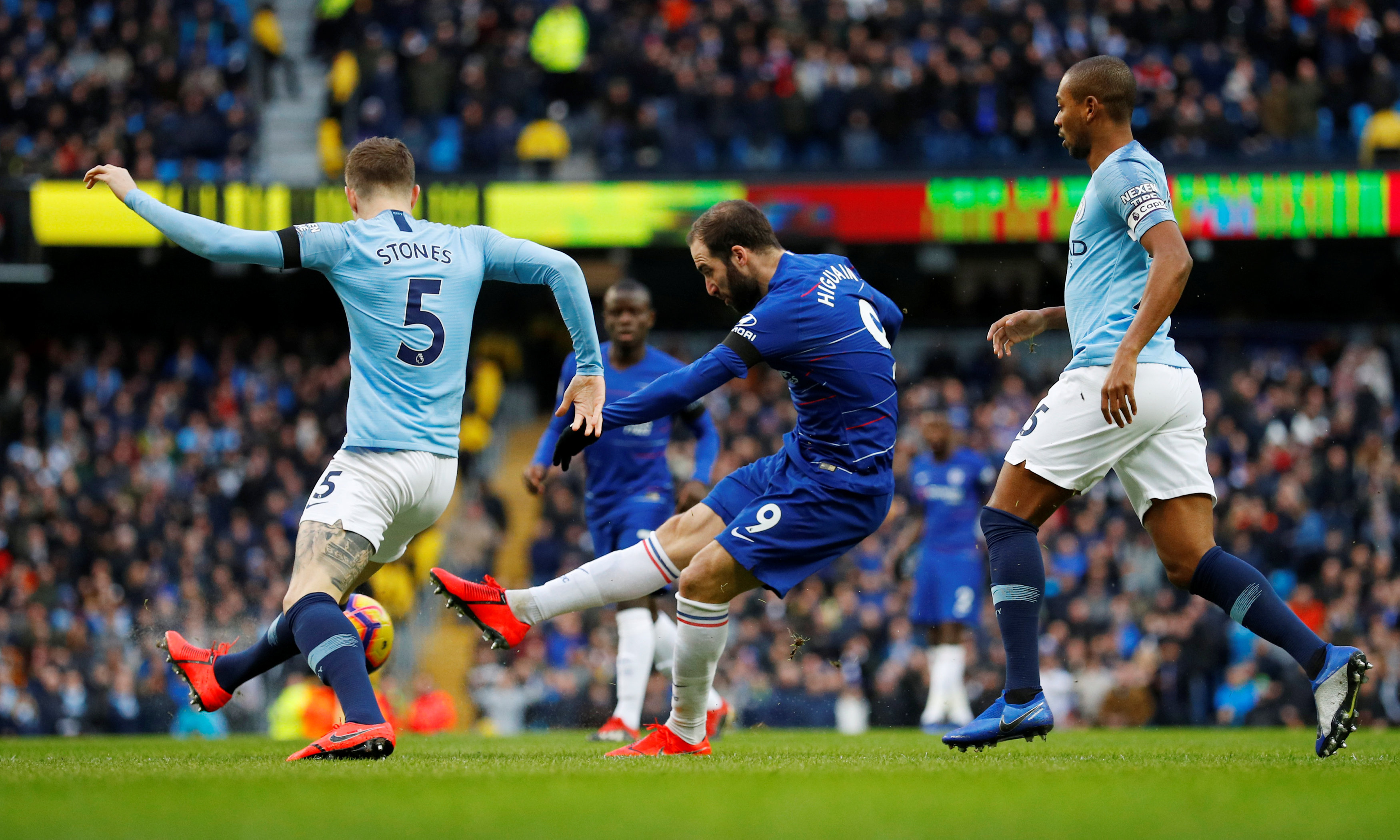 曼联错失良机，西汉姆联打击与英超联赛影响（曼联挥霍良机，西汉姆重击引发英超连锁反应）