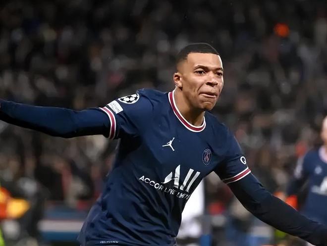 苏格兰女足队长卡思伯特与中国队比赛时头部受伤，被紧急送医（苏格兰女足队长卡思伯特在对阵中国队时头部受伤，紧急送医）