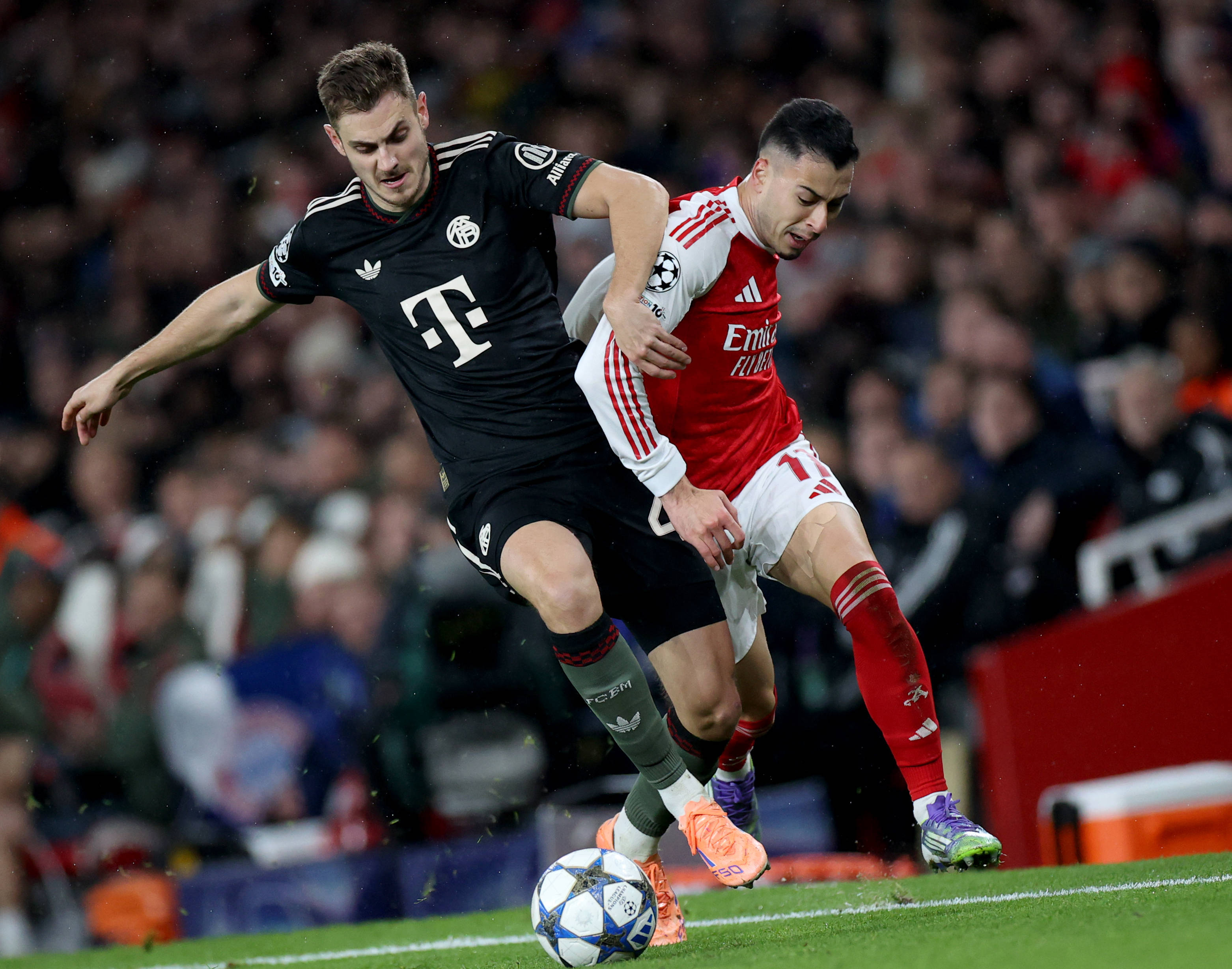 多特4-0十人黄潜，吉拉西双响，阿德耶米、斯文松建功，法比奥-席尔瓦失点（十人黄潜遭多特4-0横扫：吉拉西梅开二度，阿德耶米、斯文松破门，法比奥-席尔瓦点球失手）