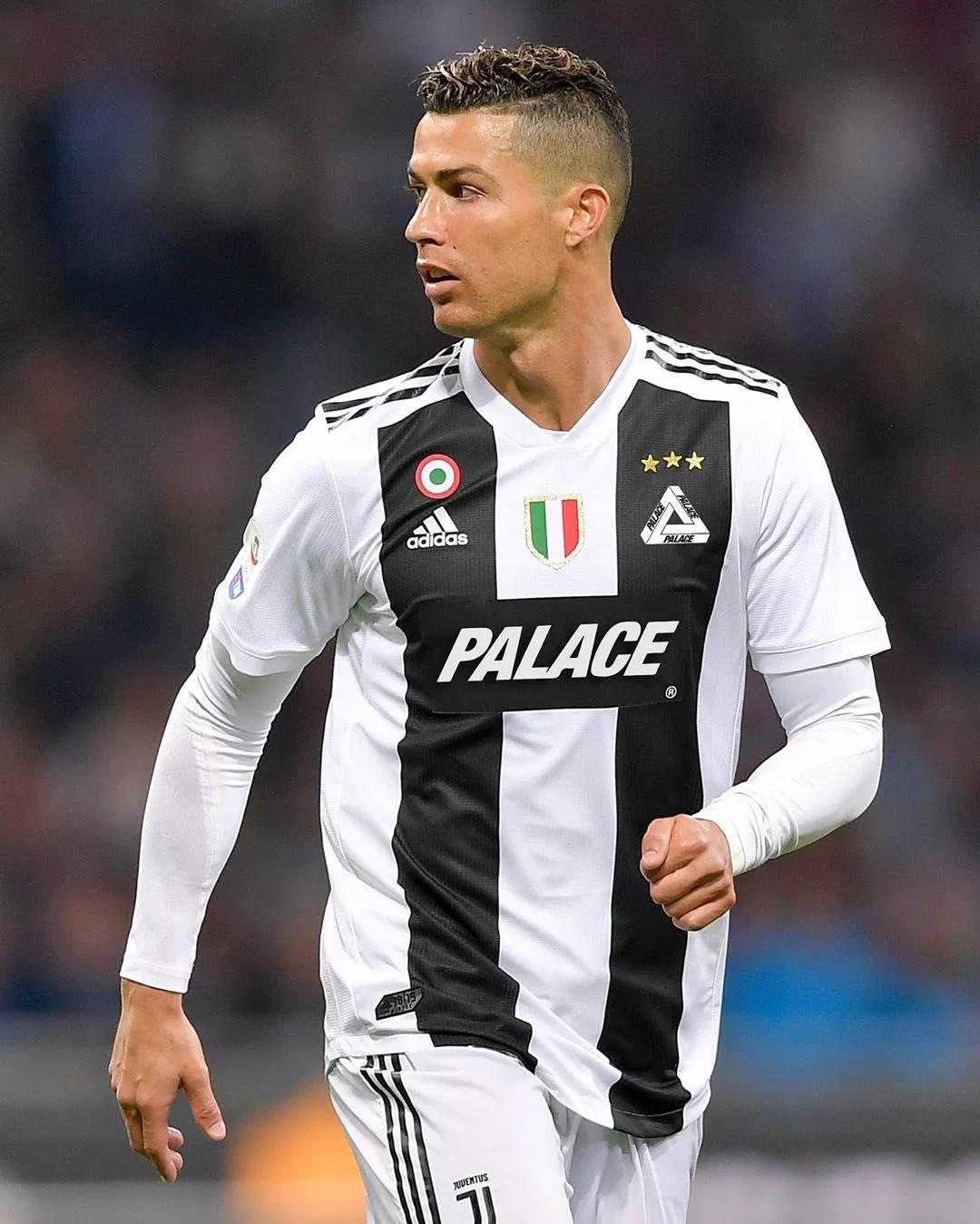 前锋突破射门锁定胜利（前锋强突劲射锁定胜局）