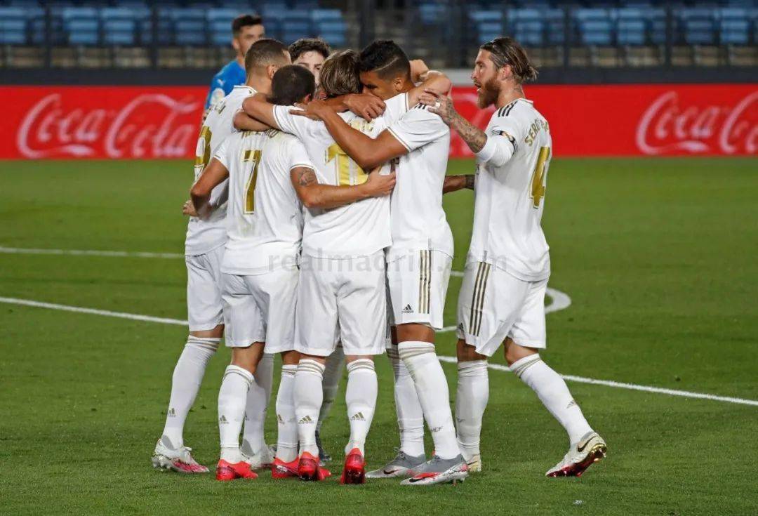 米兰跟队：米兰双雄探讨出售圣西罗冠名权，每年2000-3000万欧（随队记者：米兰双雄商议出售圣西罗冠名权，年收入预计2000-3000万欧）