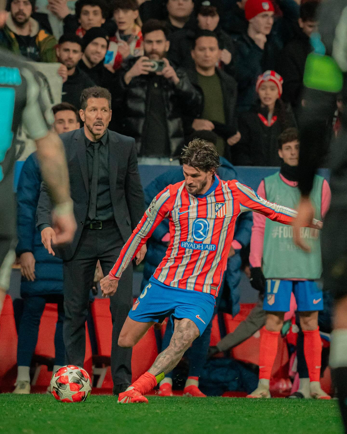 佩莱格里尼：塞维利亚落后时球迷往球场投掷杂物，这样不对